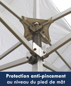 Une protection anti-pincement est à positionner au niveau du pied de mât pourprotéger votre bâche de toit lors du pliage